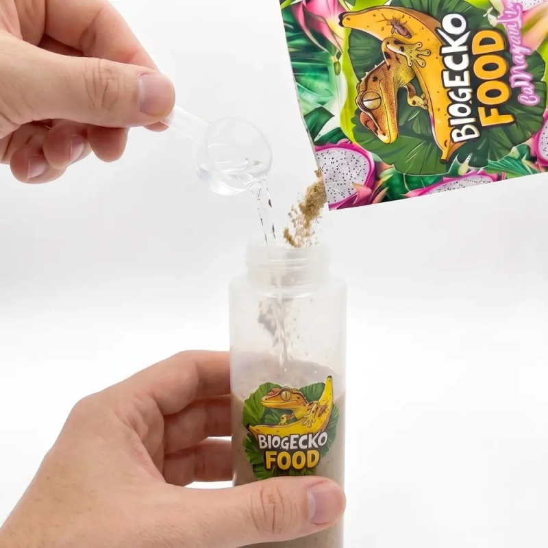 Wsypywanie BioGecko Food do butelki do przygotowania papki