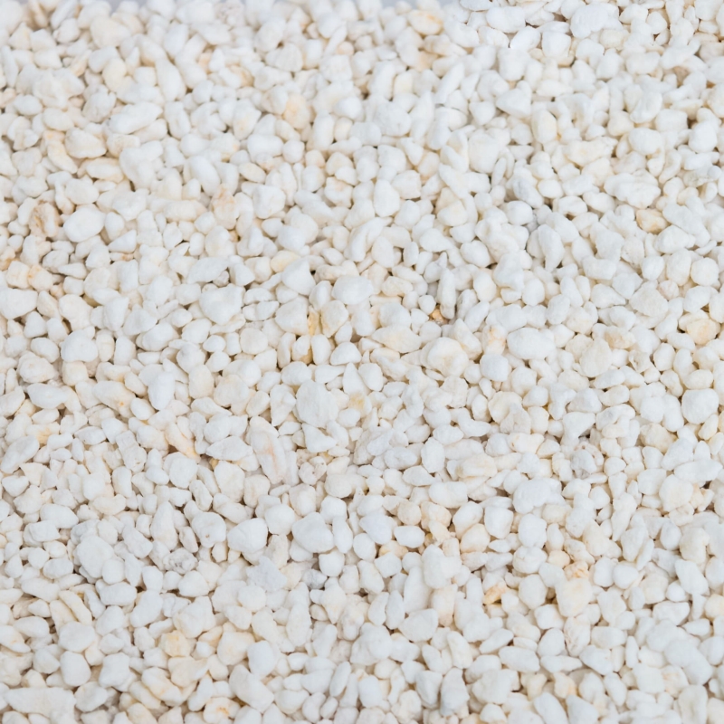 Perlit-ogrodniczy-ukorzeniacz-spulchniacz-podloza-do-roslin