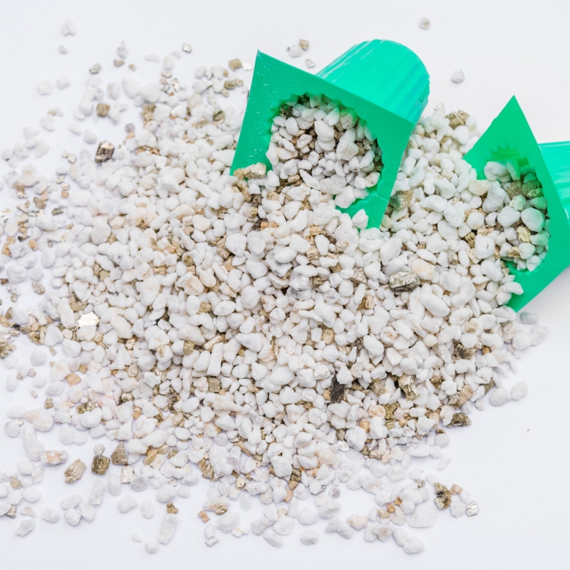 Perlit-ogrodniczy-ukorzeniacz-spulchniacz-podloza-do-roslin