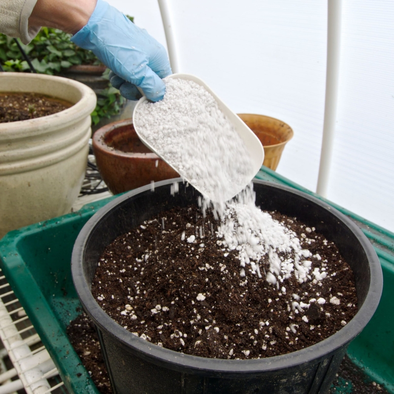 Perlit-ogrodniczy-ukorzeniacz-spulchniacz-podloza-do-roslin