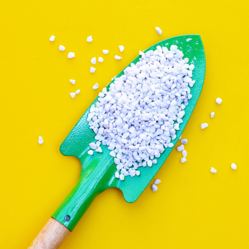 Perlit-ogrodniczy-ukorzeniacz-spulchniacz-podloza-do-roslin