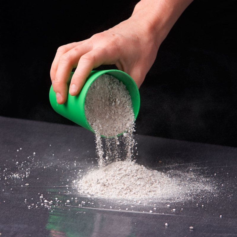 Perlit-ogrodniczy-ukorzeniacz-spulchniacz-podloza-do-roslin