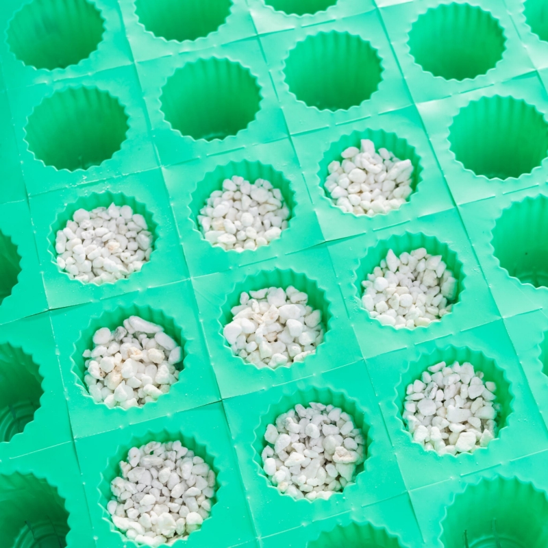 Perlit-ogrodniczy-ukorzeniacz-spulchniacz-podloza-do-roslin