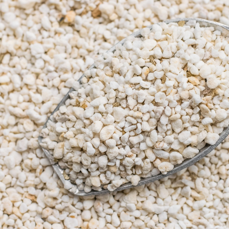 Perlit-ogrodniczy-ukorzeniacz-spulchniacz-podloza-do-roslin